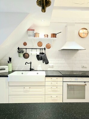 Fridge, oven, stovetop, dishwasher
