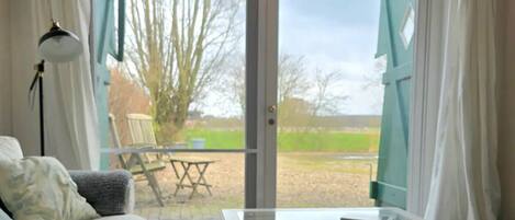 Télévision, lecteur de DVD, livres, chaßne hi-fi