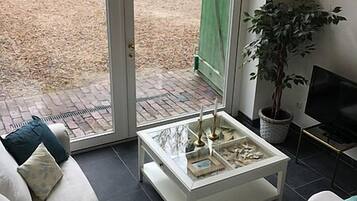 Fernseher, DVD-Player, Bücher, Stereoanlage