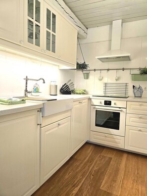 Kjøleskap, ovn, kokeplater og oppvaskmaskin