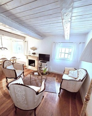 TV, DVD-spiller, bøker og stereoanlegg