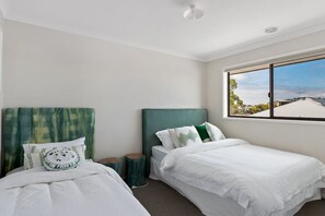 5 bedrooms, iron/ironing board, free WiFi, bed sheets - Phillip Island Escape (Cowes)