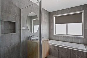 Shower, hair dryer, towels - Phillip Island Escape (Cowes)