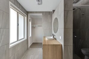 Douche, sèche-cheveux, serviettes fournies