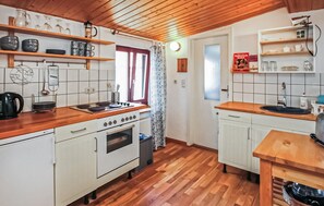 Kylskåp, spishäll och kaffe- och tebryggare