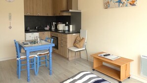 Coffee/tea maker, fridge, microwave, oven - Studio near beach and shops with private parking (Saint-Jean-de-Monts)