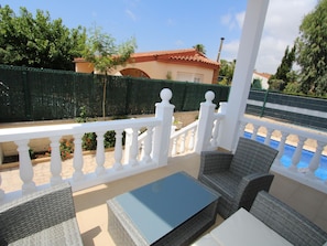Terrace/patio - Beachside Oasis: Private Pool, Optional A/C, Free Wi-Fi, Pet Friendly, Near Dog Beach (Deltebre)