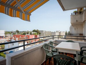 Outdoor dining - Spacious 3-BR Apartment, 12 Min Walk to Els Muntanyans Beach, A/C, Pool, Parking (Torredembarra)