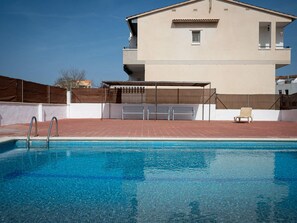 Pool - Spacious 3-BR Apartment, 12 Min Walk to Els Muntanyans Beach, A/C, Pool, Parking (Torredembarra)