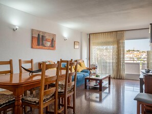 TV - Spacious 3-BR Apartment, 12 Min Walk to Els Muntanyans Beach, A/C, Pool, Parking (Torredembarra)