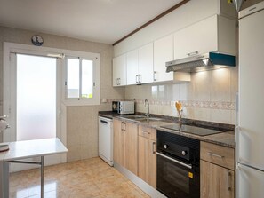 Micro-ondes, four, plaque de cuisson, lave-vaisselle