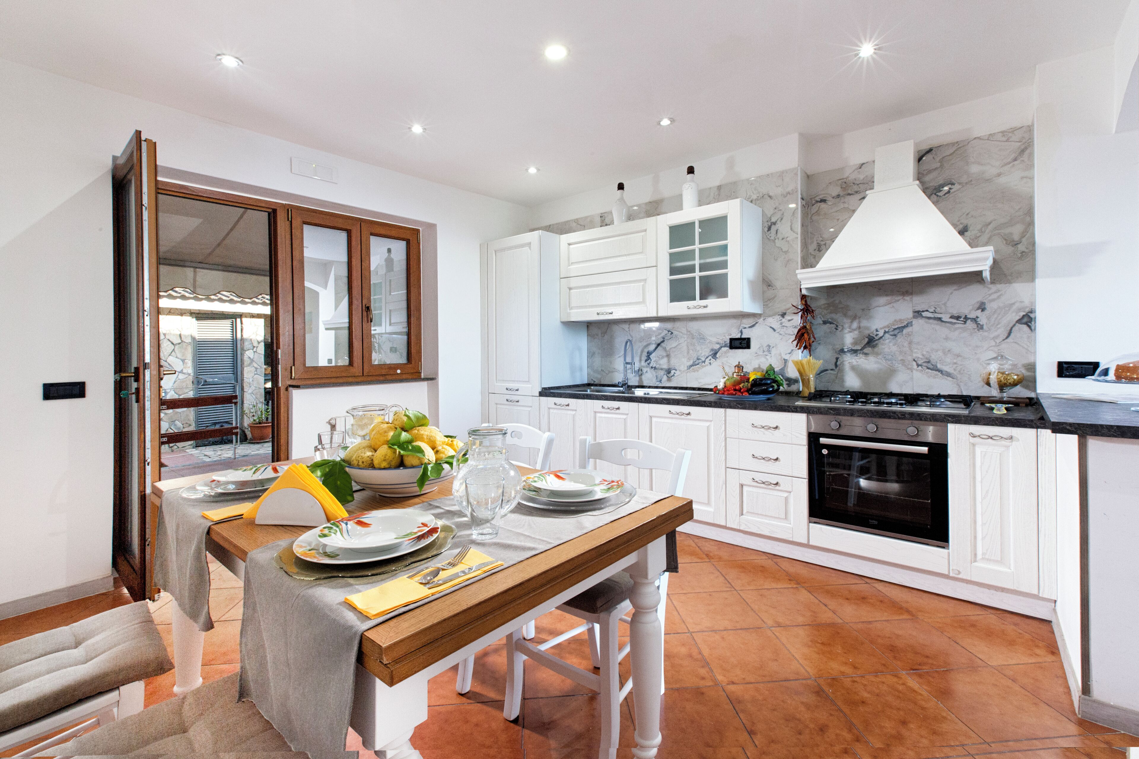 Fridge, oven, stovetop, electric kettle