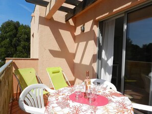Outdoor dining - 2-Room Apartment, Sleeps 4, Near Beach, Bormes-les-Mimosas (Bormes-les-Mimosas)