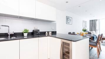 City Apartment | Private kitchen | Full-size fridge, microwave, oven, stovetop