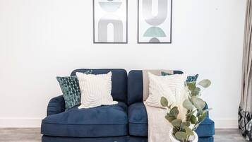 Apartamento urbano | Área de estar | Smart TV 40 polegadas com canais via satélite