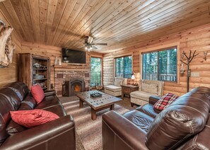Smart TV, fireplace, DVD player - The Stew Cabin ~ Cozy Escape + Fireside Memories (Shaver Lake)