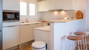 Kjøleskap, mikrobølgeovn, ovn og kokeplater