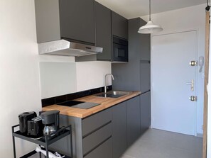 Réfrigérateur, micro-ondes, four, plaque de cuisson