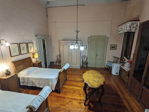 6 bedrooms, desk, iron/ironing board, travel crib