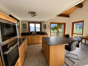 Fridge, microwave, oven, dishwasher - Spacious 3-story chalet, fireplace, garage, sleeps 6, Arêches-Beaufort (Arêches-Beaufort)