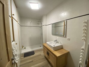Bathroom - Spacious 3-story chalet, fireplace, garage, sleeps 6, Arêches-Beaufort (Arêches-Beaufort)
