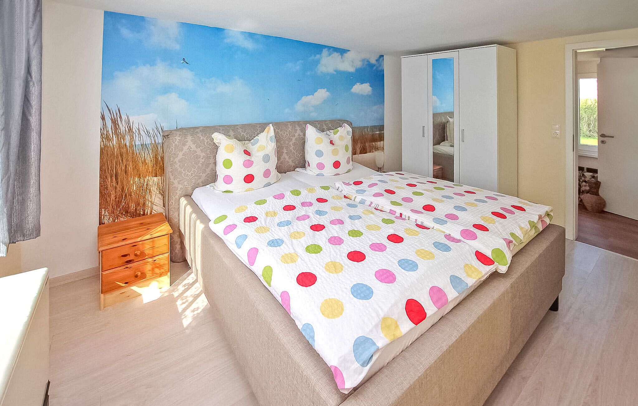 2 bedrooms, travel crib, free WiFi