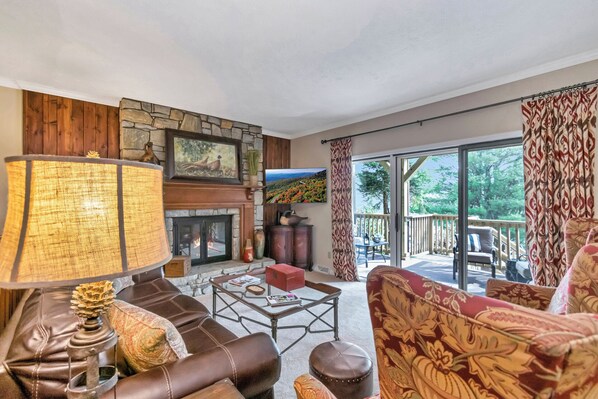 Télévision, cheminée, table de tennis de table, livres