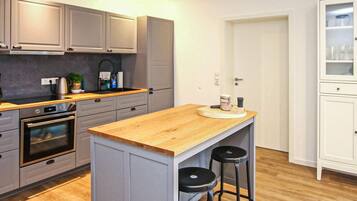 Een koelkast, een oven, een kookplaat, een vaatwasser