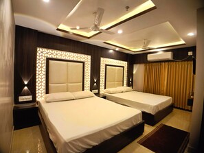 Suite Room | Soundproofing - HOTEL RINKY'S PALACE (Kanthi)