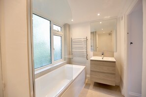 Cottage | Bathroom | Combined shower/bathtub, deep-soaking bathtub, towels - Cottage in East Rudham (King's Lynn)