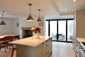 Mökki | Yksityinen keittiö | Jääkaappi, mikroaaltouuni, uuni, liesi