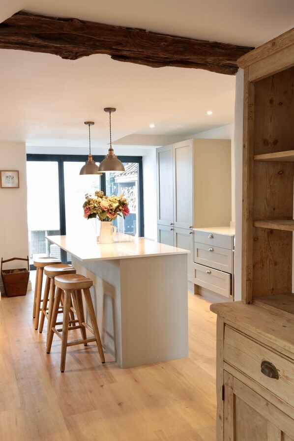 Mökki | Yksityinen keittiö | Jääkaappi, mikroaaltouuni, uuni, liesi