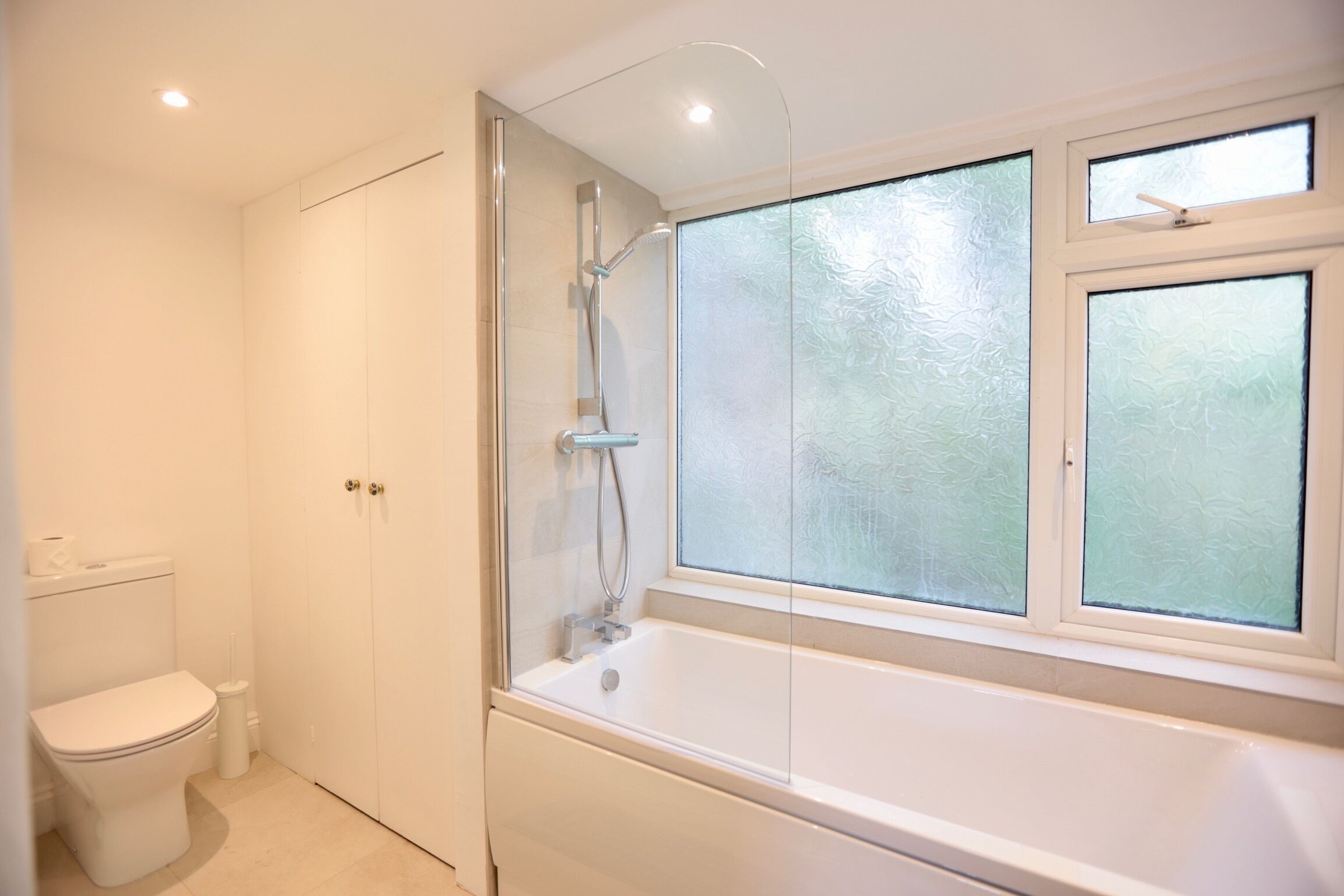 Un baño con inodoro, cabina de ducha y bañera.