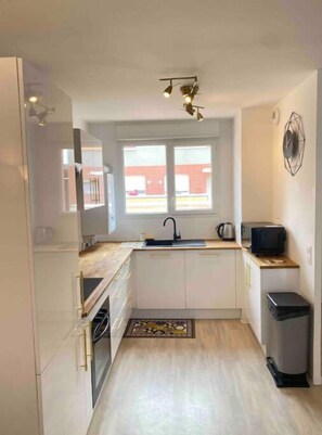 Lave-vaisselle, batterie de cuisine, vaisselle et ustensiles