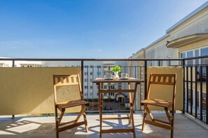 Outdoor dining - Bluszczańska 76 | Spacious Apartment | Wi-Fi (Warszawa)