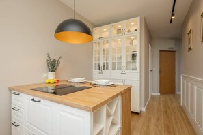 冷蔵庫、オーブン、コンロ、食器洗い機