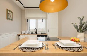 冷蔵庫、オーブン、コンロ、食器洗い機