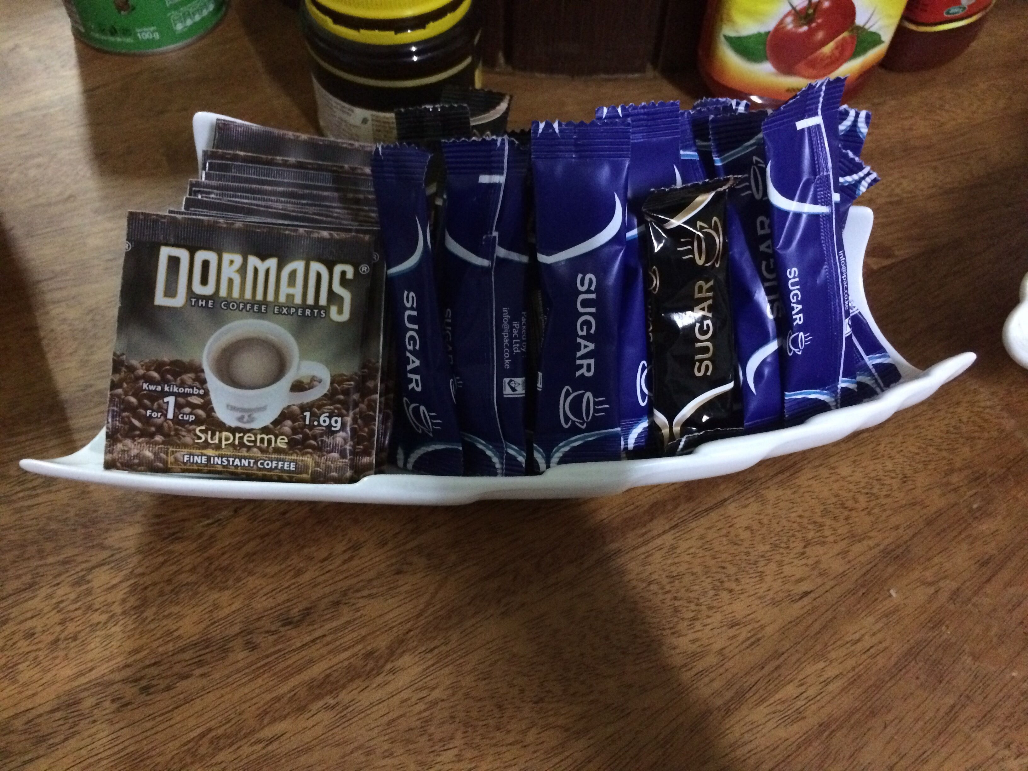 Una bandeja con cápsulas de café y una caja de café Dormans.