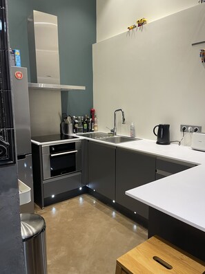 Een koelkast, een magnetron, een oven, een kookplaat