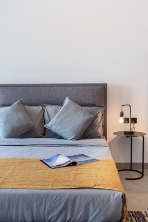 Een bureau, een strijkplank/strijkijzer, wifi, beddengoed