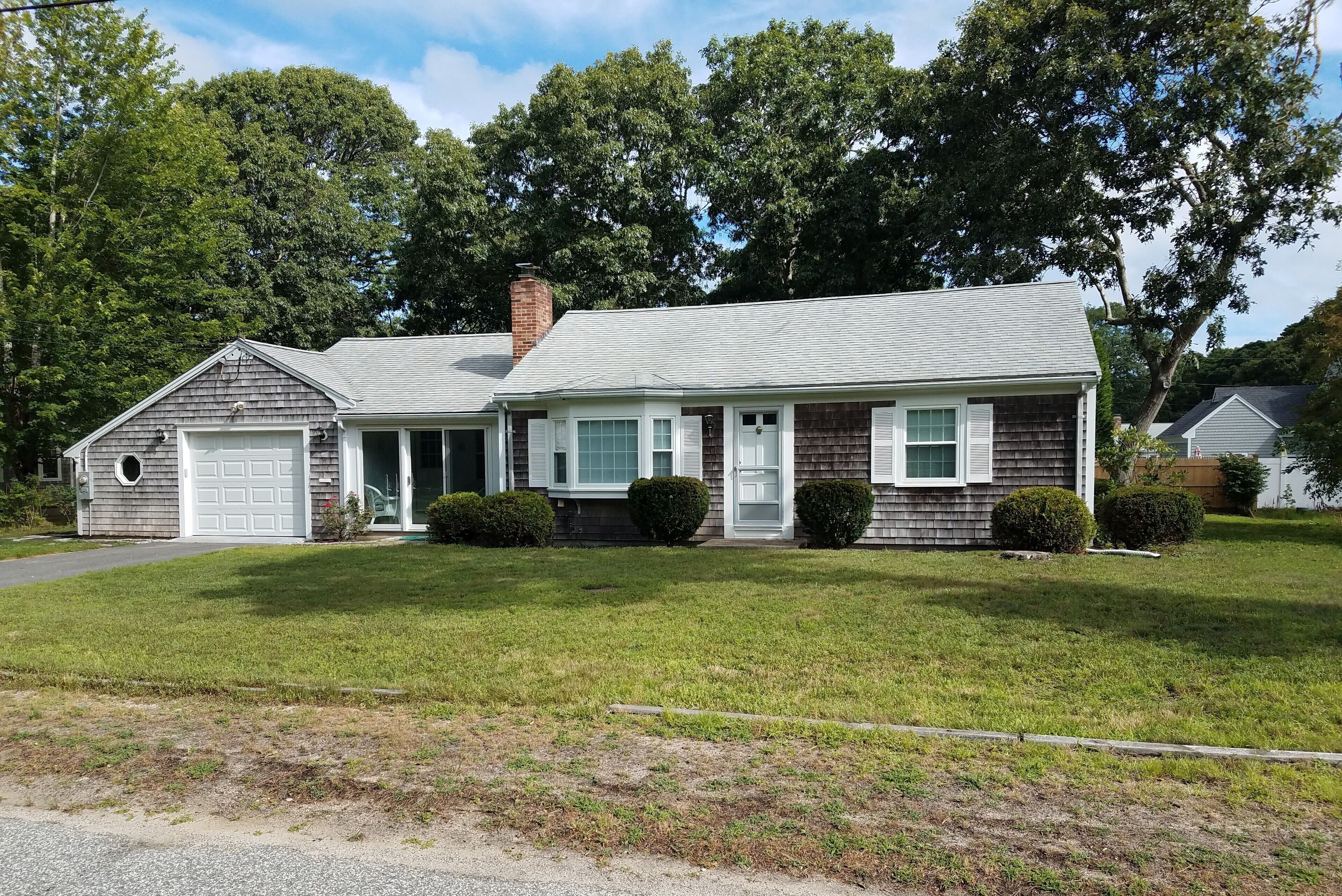 NEWLY LISTED! Adorable Mid Cape Ranch