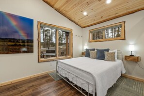 Travel crib, free WiFi, bed sheets - Hottub Haven: Sauna + Firepit + Enjoy Wildlife (Custer)