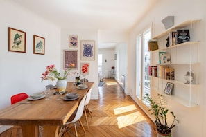 Dining - Parisian Charm near Saint-Lazare (Paris)