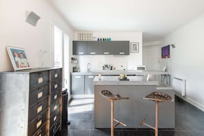 Fridge, microwave, oven, stovetop - Parisian Charm near Saint-Lazare (Paris)