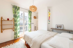 2 bedrooms, iron/ironing board, travel crib, WiFi - Parisian Charm near Saint-Lazare (Paris)