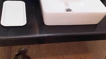 Superior Room | Bathroom | Shower, towels, soap, shampoo