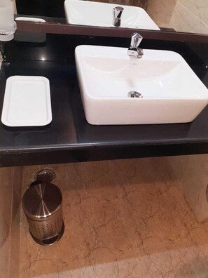 Superior Room | Bathroom | Shower, towels, soap, shampoo