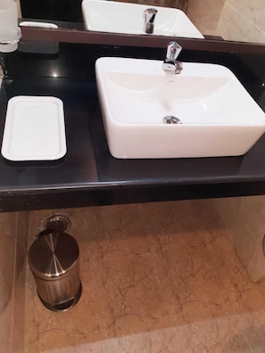 Superior Room | Bathroom | Shower, towels, soap, shampoo