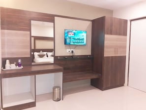 Rollaway beds, free WiFi, bed sheets - Citi Luxe Hotel (Chennai)