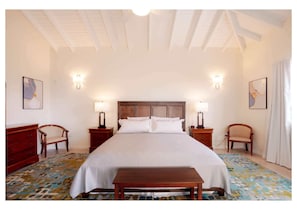 4 chambres, coffre-fort, bureau, fer et planche à repasser